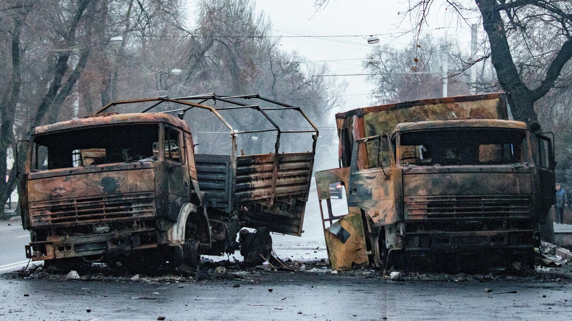 Сожженные грузовые автомобили на улице в Алматы - Sputnik Беларусь, 1920, 11.01.2022