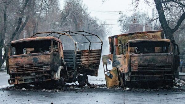 Сожженные грузовые автомобили на улице в Алматы - Sputnik Беларусь
