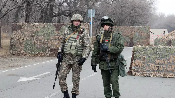 Белорусский миротворец и казахстанский военный - Sputnik Беларусь