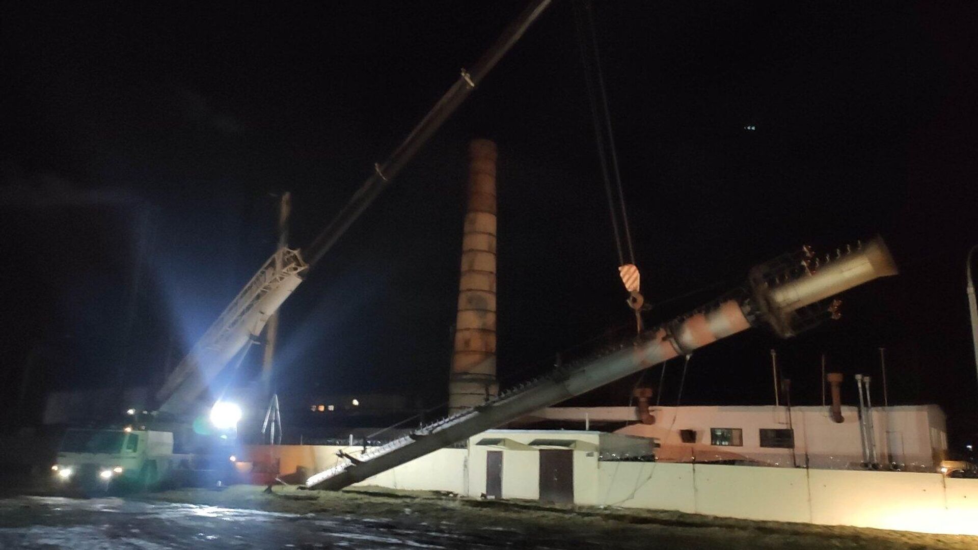 Трубу котельной демонтировали в Осиповичах после урагана - Sputnik Беларусь, 1920, 16.01.2022