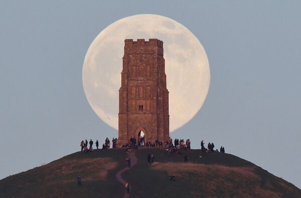 Люди собрались у Башни Святого Михаила наблюдать за восходом полной луны в Гластонбери. - Sputnik Беларусь