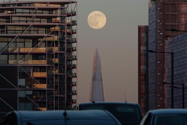 Волчья Луна над центром Лондона. - Sputnik Беларусь