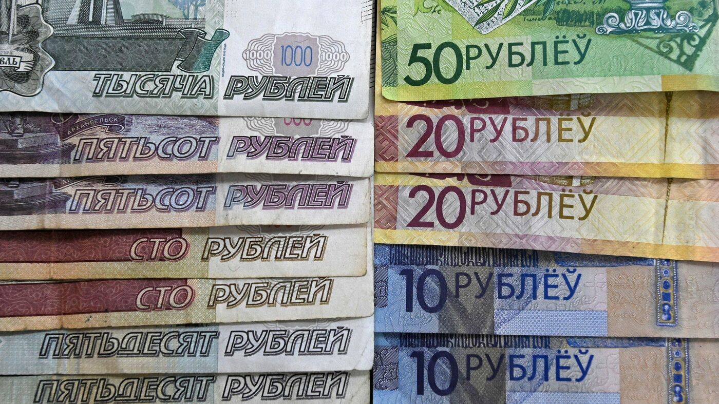 В чем белорусам хранить деньги в 2023 году?