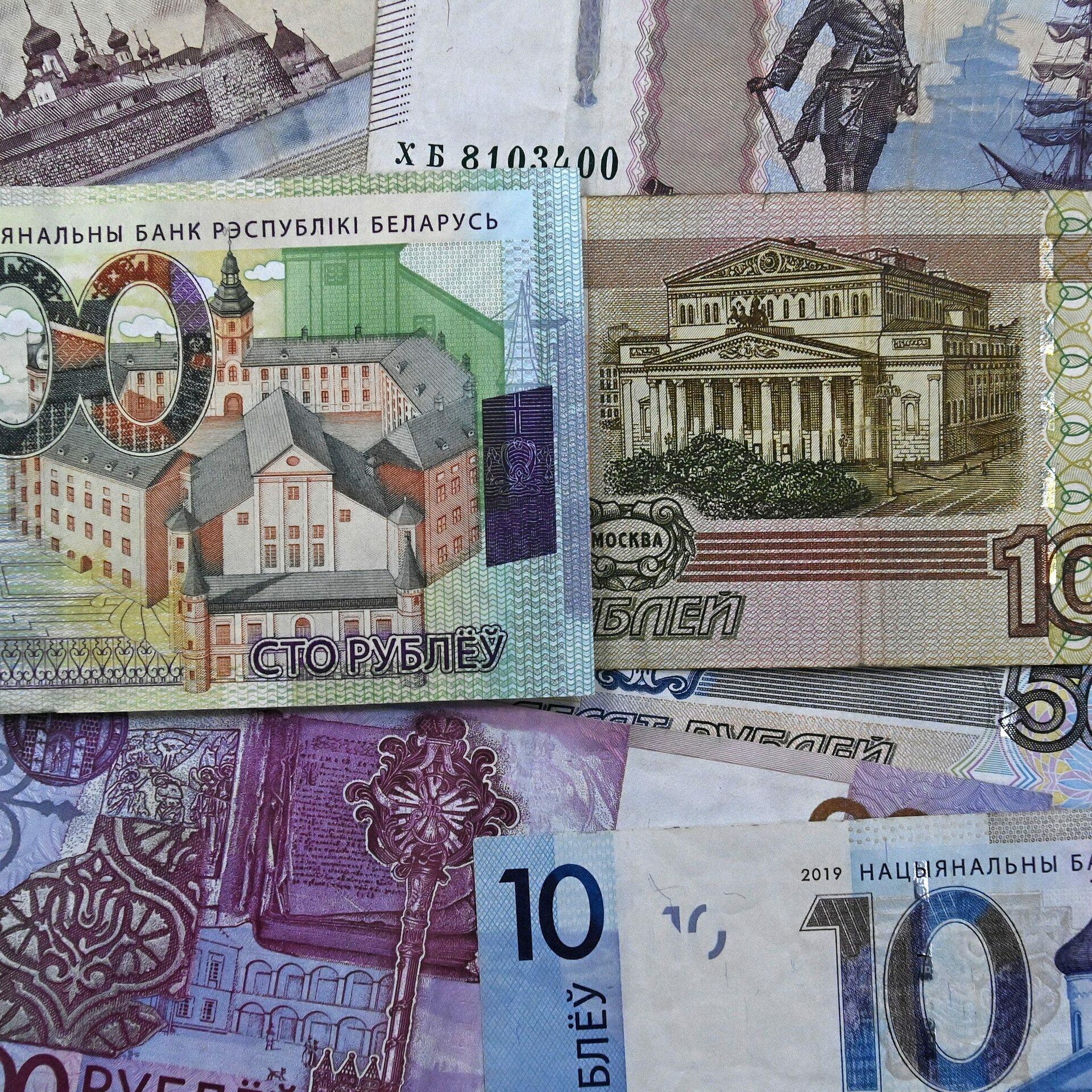 Российский рубль на белорусские деньги