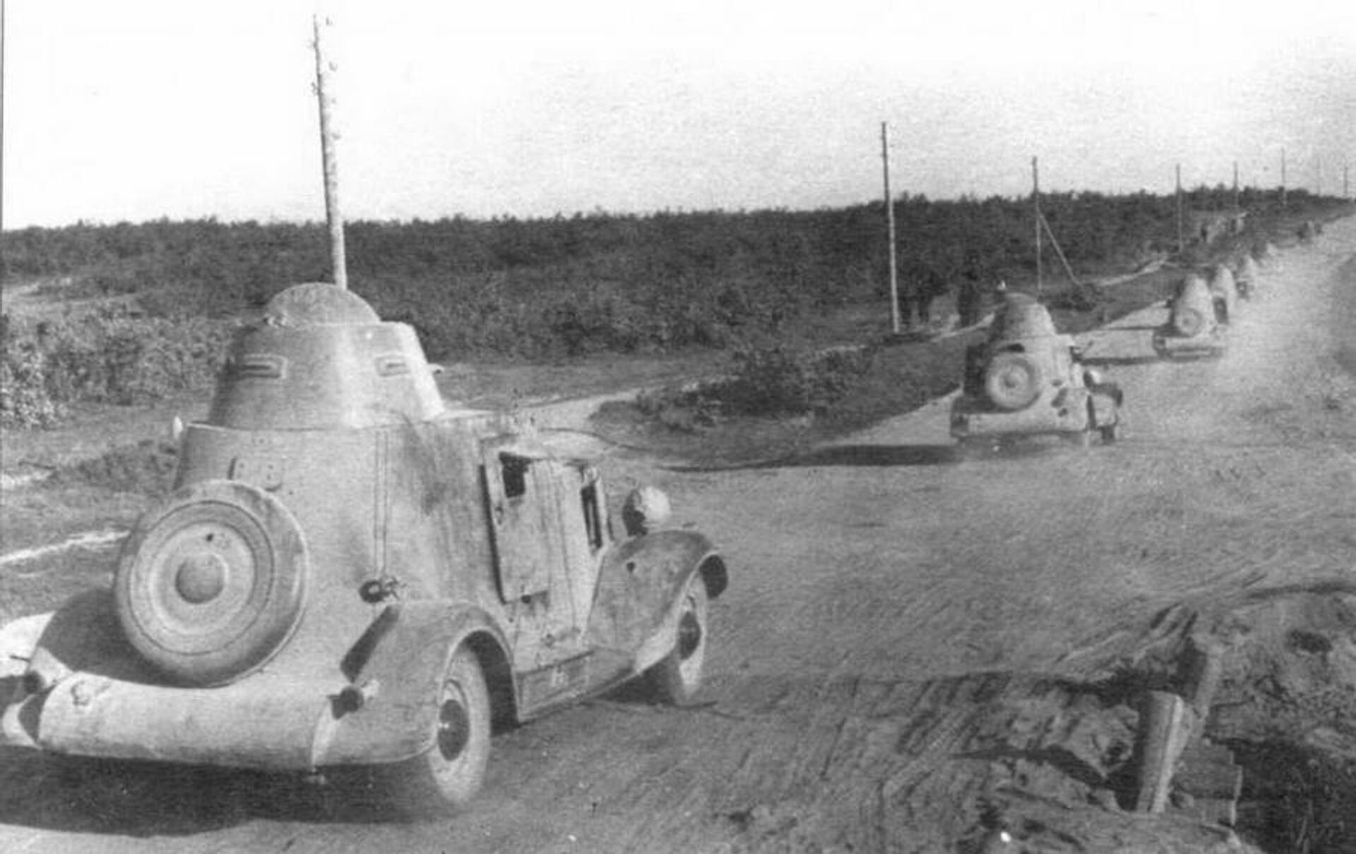 Колонна бронеавтомобилей БА-20 на Западном фронте, июль 1941 года. На таких бронемашинах узники бежали из Шталага - Sputnik Беларусь, 1920, 19.01.2022
