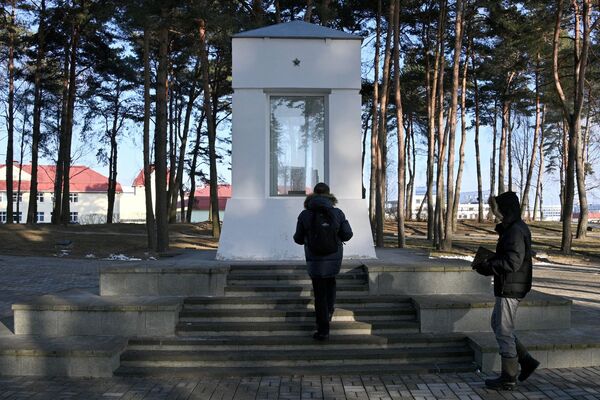 Ротонда с гранитной книгой памяти на месте массового захоронения - Sputnik Беларусь