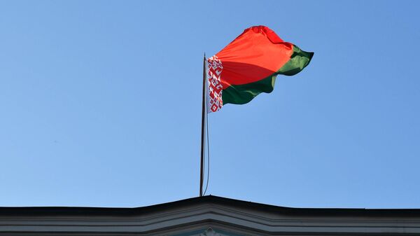 Дзяржаўны флаг на будынку пасольства Беларусі - Sputnik Беларусь