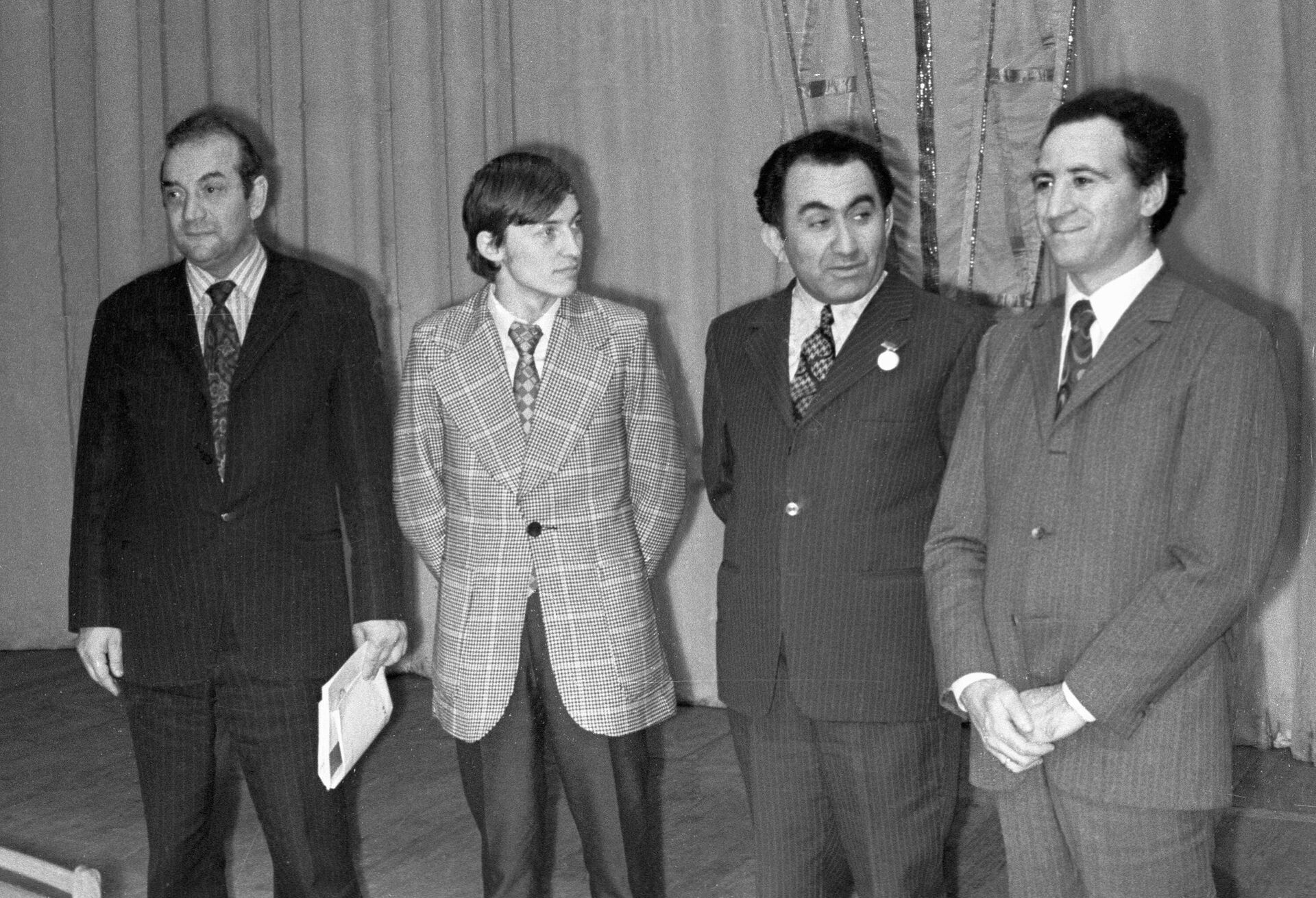 Слева направо: Виктор Корчной, Анатолий Карпов, Тигран Петросян и Лев Полугаевский  - Sputnik Беларусь, 1920, 24.01.2022