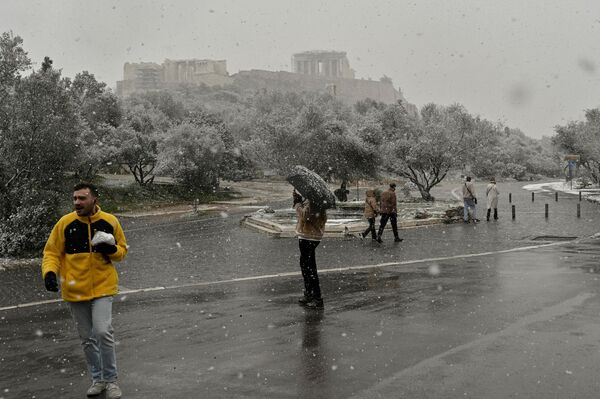 Людзі каля афінскага Акропаля падчас снегападу. - Sputnik Беларусь