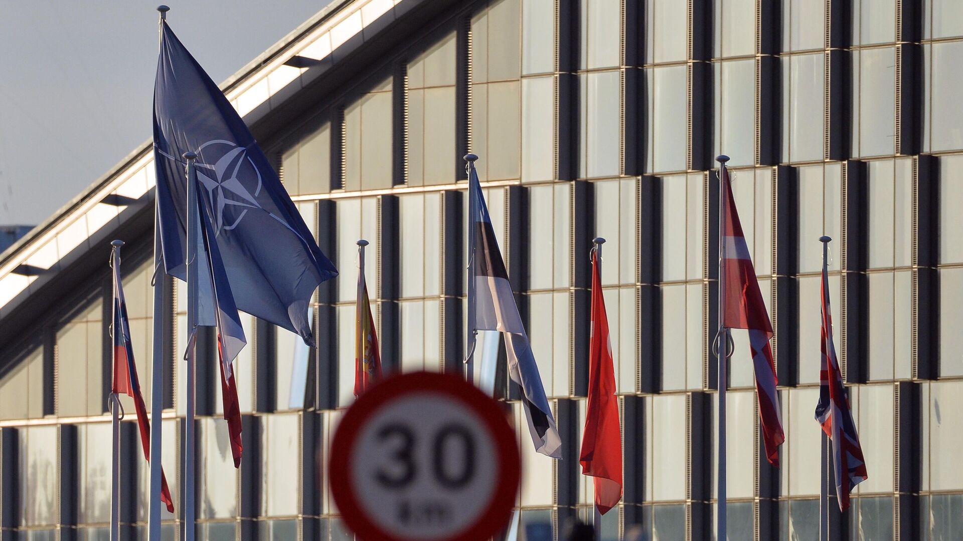 Флаги НАТО и государств-участников в Брюсселе - Sputnik Беларусь, 1920, 11.04.2022