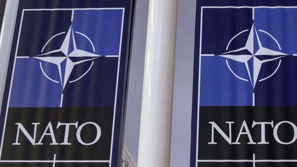 Баннеры с логотипом НАТО в Брюсселе - Sputnik Беларусь