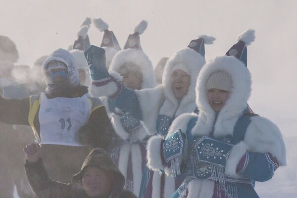 Девушки в национальных одеждах на Международном самом холодном в мире марафоне в Якутии  - Sputnik Беларусь