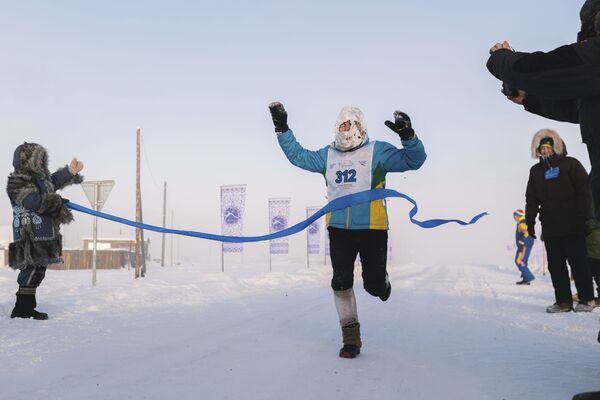 Финалист Международного самого холодного в мире марафона в Якутии  - Sputnik Беларусь