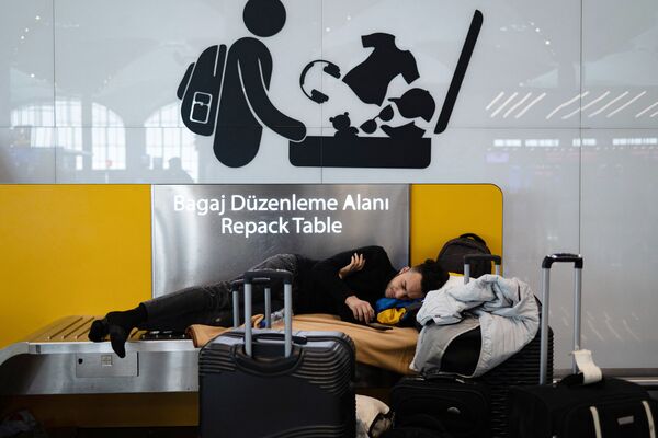 А в зале ожидания крупнейшего авиахаба пассажиры оказались в ловушке. Некоторые из них заявили, что персонал аэропорта Стамбула не предоставил помощи, люди на протяжении суток не получали еды и воды. - Sputnik Беларусь
