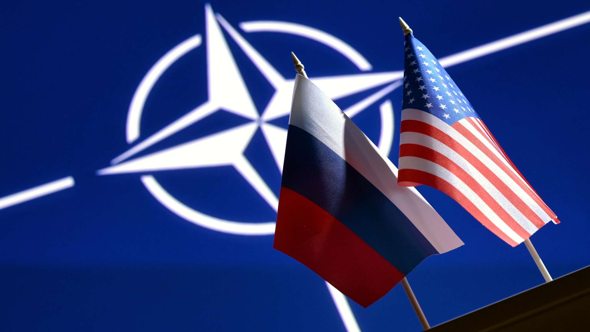 Переговоры с нато. Россия США НАТО. Флаг НАТО И России. США НАТО ЕС. Флаг NATO Украины и США.