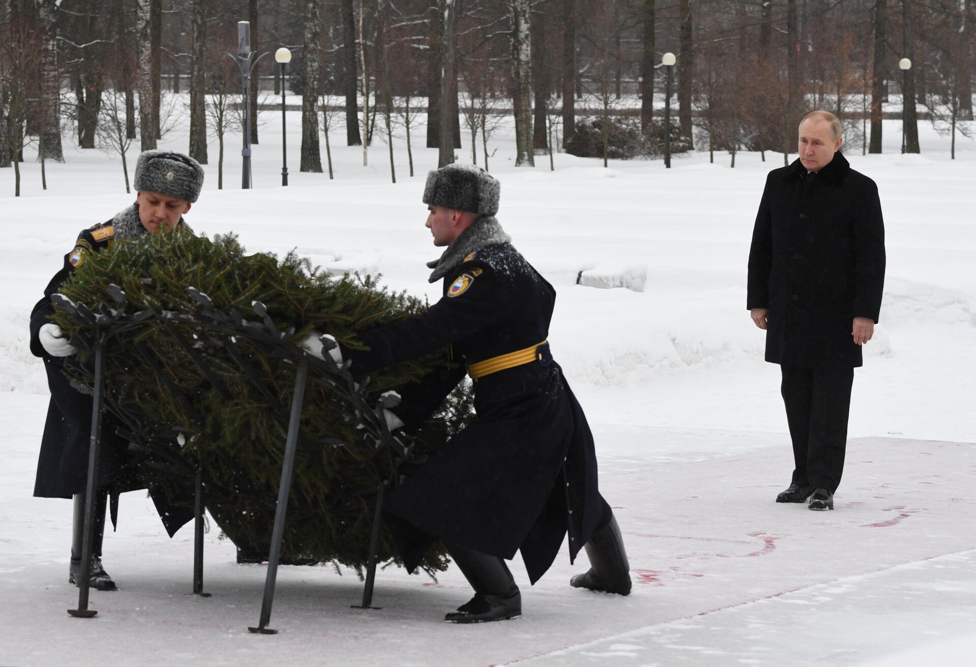 Президент РФ В. Путин посетил Пискарёвское мемориальное кладбище - Sputnik Беларусь, 1920, 27.01.2022