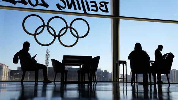 Люди в главном пресс-центре зимних Олимпийских игр 2022 в Пекине - Sputnik Беларусь