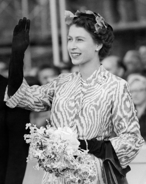 В 1954 году королева первой из монархов совершила кругосветное путешествие. Оно длилось шесть месяцев. - Sputnik Беларусь