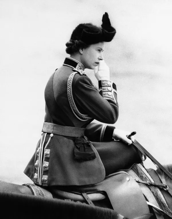 Елизавета II верхом на своей лошади Империал наблюдает за парадом конной гвардии в честь ее 35-летия.Королева Великобритании - единственная женщина-представительница королевской семьи, которая вступила в ряды вооруженных сил и проходила службу во время Второй мировой войны как водитель военного грузовика и механик. - Sputnik Беларусь
