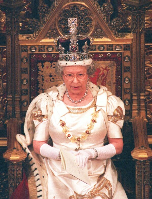 Королева Великобритании выступает перед Палатой лордов в Лондоне 23 октября 1996 года.За время ее правления сменилось 15 глав правительств. С первым из них, Уинстоном Черчиллем,  ее связывали дружеские отношения. Четыре премьера родились уже во время царствования Елизаветы II - Тони Блэр, Тереза Мэй, Борис Джонсон и Дэвид Кэмерон. - Sputnik Беларусь
