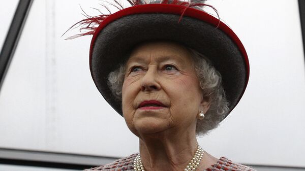 Королева Великобритании Елизавета II смотрит вверх во время приема в здании Swiss Re, 2010 год - Sputnik Беларусь