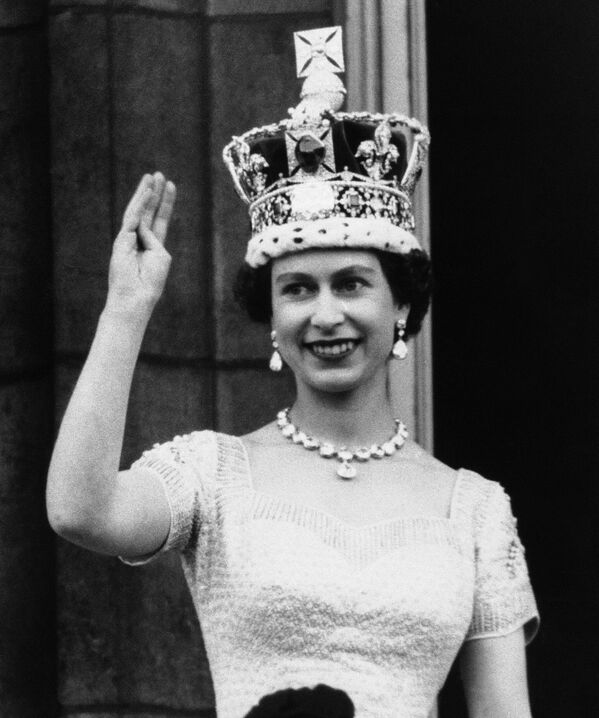 Коронация Елизаветы II состоялась 2 июня 1953 года в Вестминстерском аббатстве, когда ей было 27 лет. К моменту восшествия на престол она уже была замужем за лейтенантом Филиппом Маунтбеттеном, герцогом Эдинбургским, и у них родились принц Чарльз и принцесса Анна. - Sputnik Беларусь