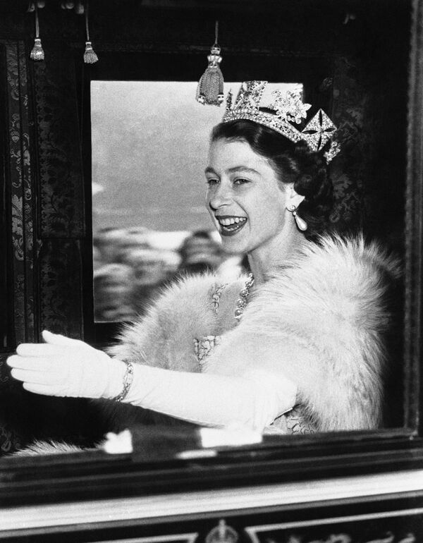 Елизавета II родилась 21 апреля 1926 года и не была первой в очереди на наследие. Трон должен был перейти к ее дяде королю Эдуарду VIII, но он отрекся от престола, и 10-летняя Елизавета стала официальной наследницей. - Sputnik Беларусь