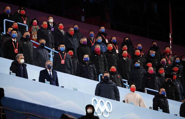 Президент Китая Си Цзиньпин со своей женой Пэн Лиюань на трибуне во время церемонии открытия. - Sputnik Беларусь