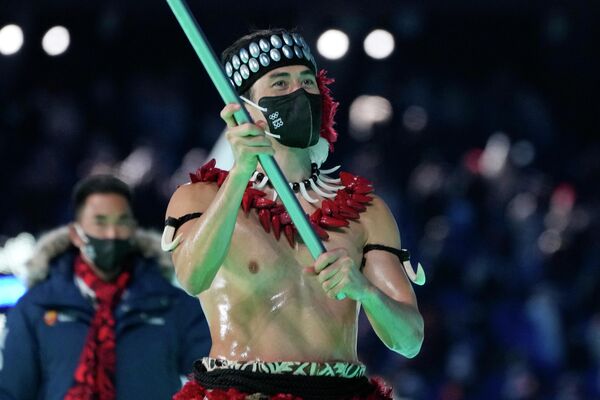 Натан Крамптон из Американского Самоа совсем не в зимнем костюме на церемонии открытия Олимпиады. - Sputnik Беларусь