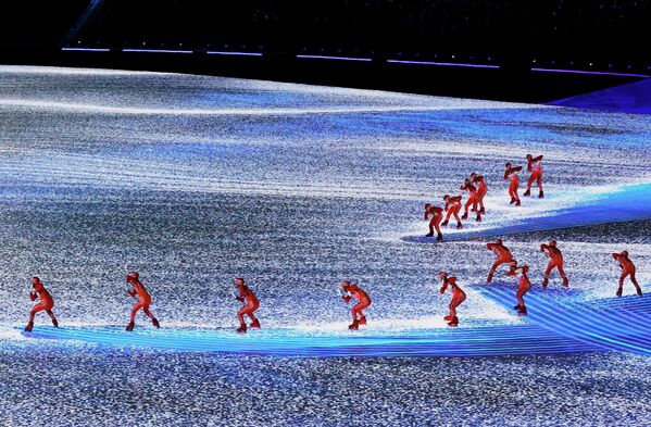 Искристыми снежными дорожками по стадиону проехали конькобежцы и  началась церемония водружения Олимпийского флага. - Sputnik Беларусь