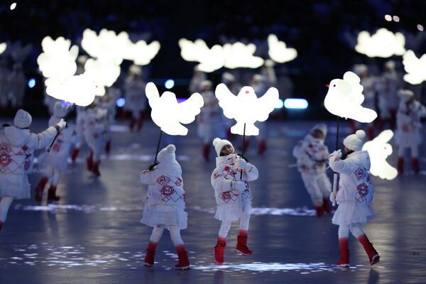 Дети со светящимися птицами в руках сложили вокруг снежинки огромное сердце. - Sputnik Беларусь