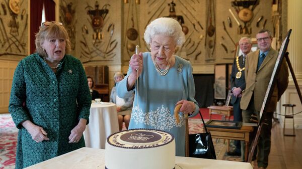 Королева Великобритании Елизавета II разрезает торт в честь 70-летия своей коронации - Sputnik Беларусь