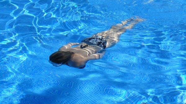 Женщина в бассейне - Sputnik Беларусь
