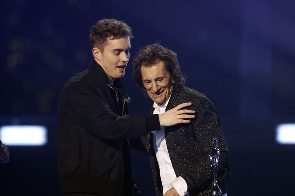 Сэм Фендер и Ронни Вуд на церемонии вручения музыкальных наград Brit Awards в Лондоне - Sputnik Беларусь