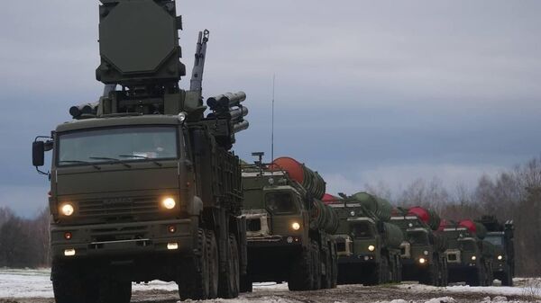 Российский зенитный ракетный дивизион, вооруженный ЗРК С-400, совершает марш на дежурные позиции для заступления на боевое дежурство по противовоздушной обороне - Sputnik Беларусь