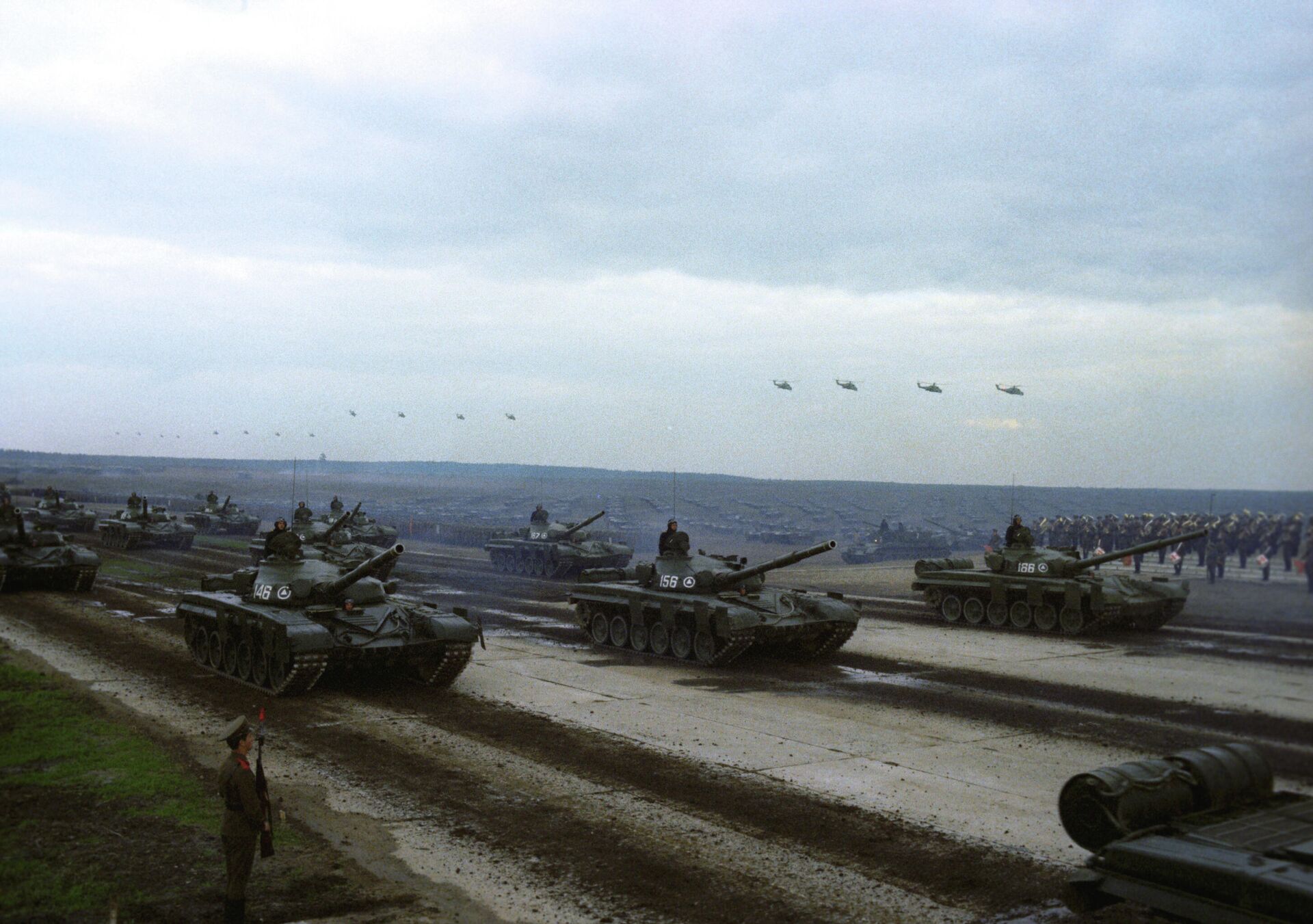 Запад-81 - танки на марше во время полевого смотра войск - Sputnik Беларусь, 1920, 10.02.2022