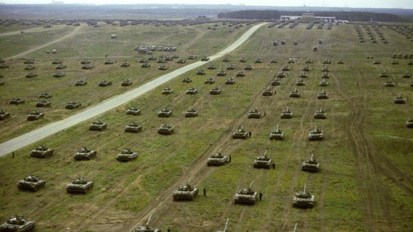 Запад-81 - танки на марше во время полевого смотра войск - Sputnik Беларусь