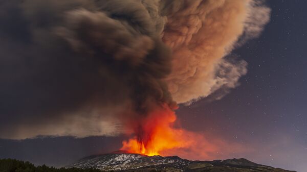 Вид на извержение вулкана Этна с сицилийской коммуны Николози, Италия - Sputnik Беларусь