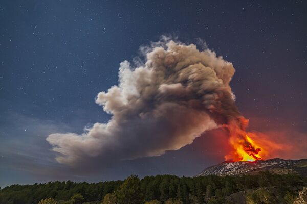 Этна — самый высокий действующий вулкан в Европе. - Sputnik Беларусь