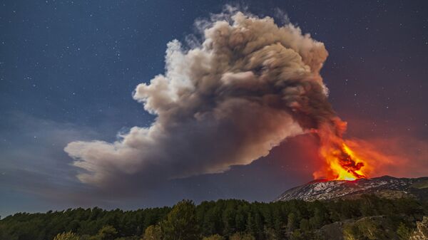 Вид на извержение вулкана Этна с сицилийской коммуны Николози, Италия - Sputnik Беларусь