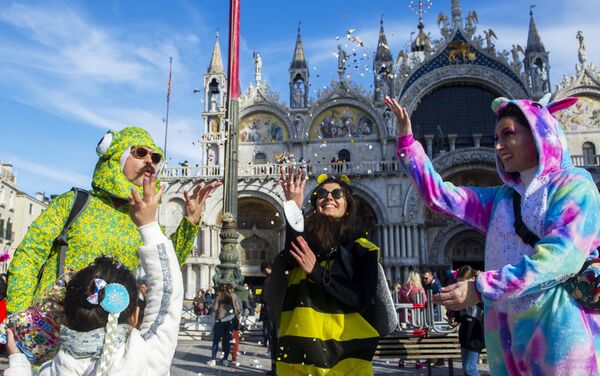 Участники Венецианского карнавала на площади Сан-Марко.  - Sputnik Беларусь