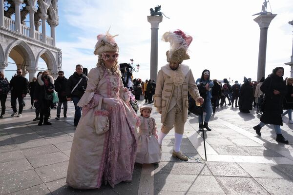 Возрождение Венецианского карнавала с огромным успехом состоялось относительно недавно – в 1979-м году. А в наше время Венеция и Карнавал – понятия неотделимые друг от друга. - Sputnik Беларусь