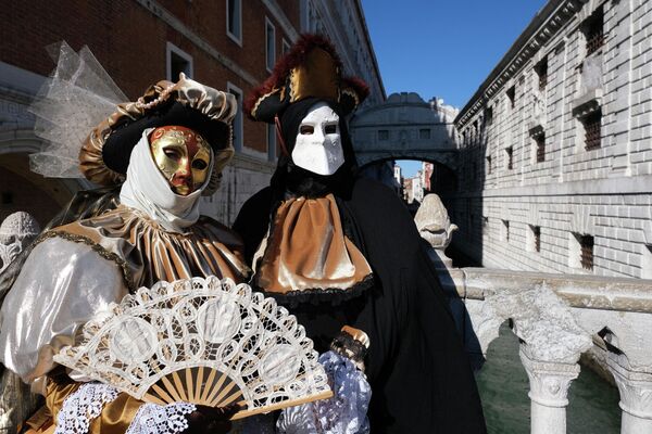 Накануне карнавала 11 февраля в Италии отменили масочный режим на открытом воздухе, и любители карнавала надели настоящие маски. - Sputnik Беларусь