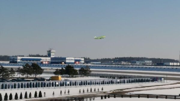 Самолет авиакомпании S7 Airlines, выполнявший рейс из Москвы в Аликанте, совершил вынужденную посадку в Национальном аэропорту Минск - Sputnik Беларусь