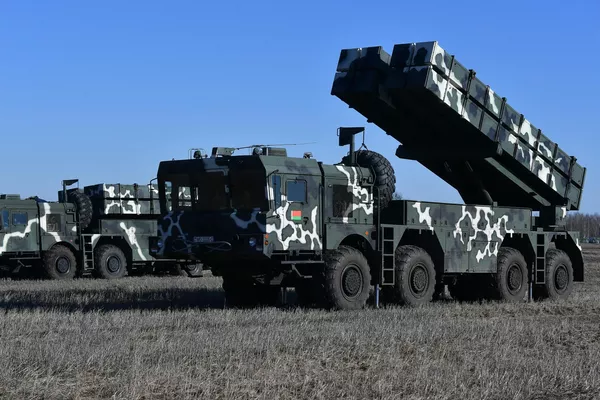 Система "Полонез" включает в себя машину боевого управления, транспортно-заряжающую машину и ракеты различного назначения в транспортно-пусковых контейнерах. - Sputnik Беларусь