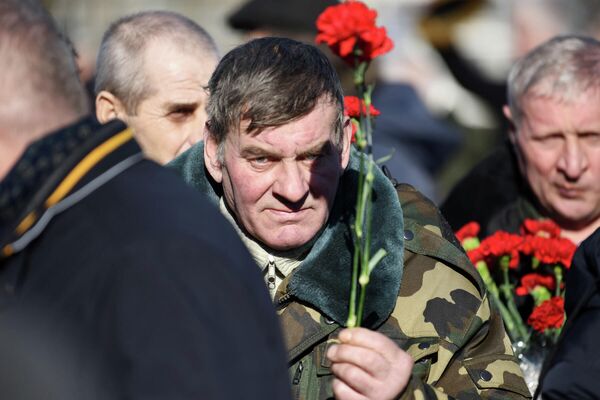 В знак глубокого уважения к павшим героям к монументу возложили венки и живые цветы - Sputnik Беларусь