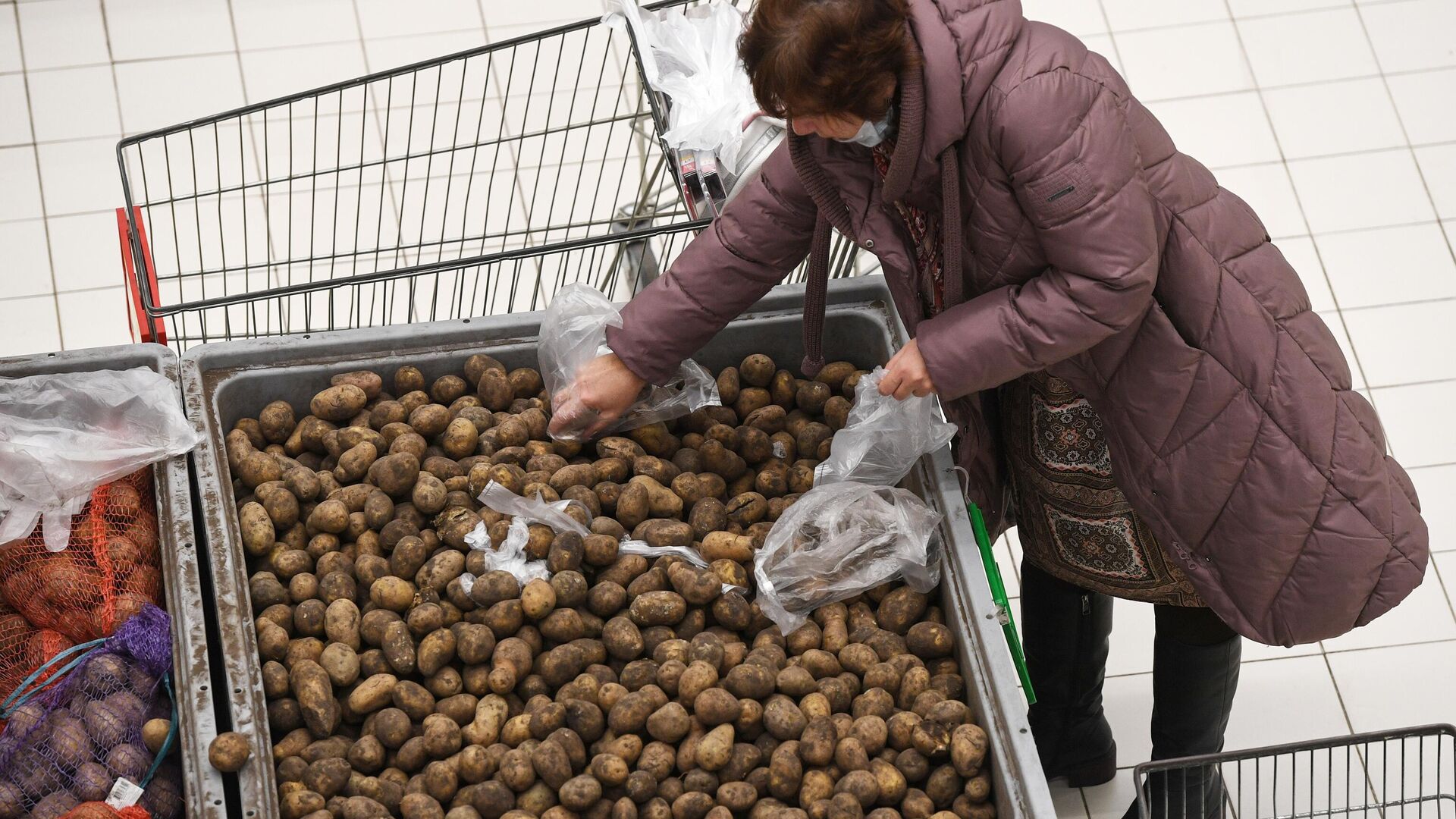 Покупательница набирает картофель в гипермаркете - Sputnik Беларусь, 1920, 04.11.2022