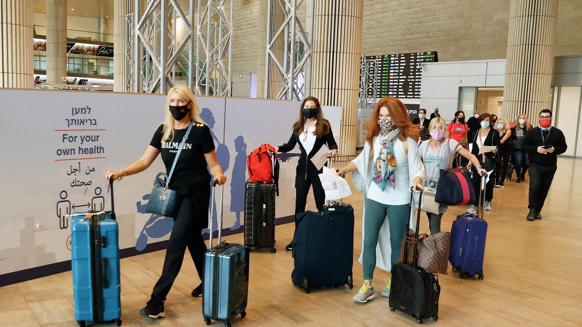 Пассажиры с багажом в израильском международном аэропорту Бен-Гурион - Sputnik Беларусь, 1920, 19.05.2023