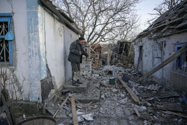 63-летний местный житель Валерий показывает здание, которое, по его словам, пострадало в результате недавнего обстрела в селе Тарамчук в Донецкой области 20 февраля 2022 года. - Sputnik Беларусь