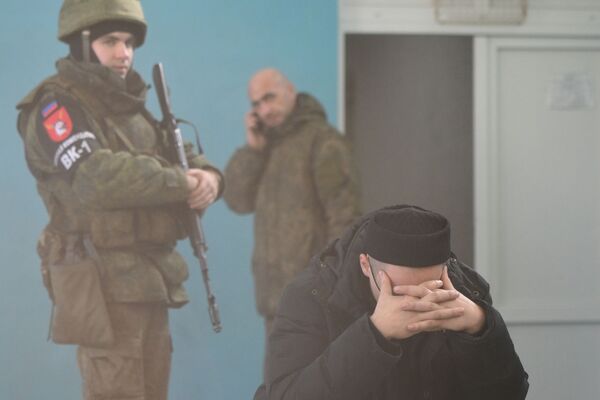 Мужчина на сборном пункте военного комиссариата в школе №19 города Донецка - Sputnik Беларусь